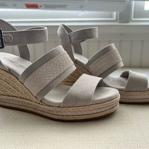 TOMS Women's Light Gray Wedge Sandals